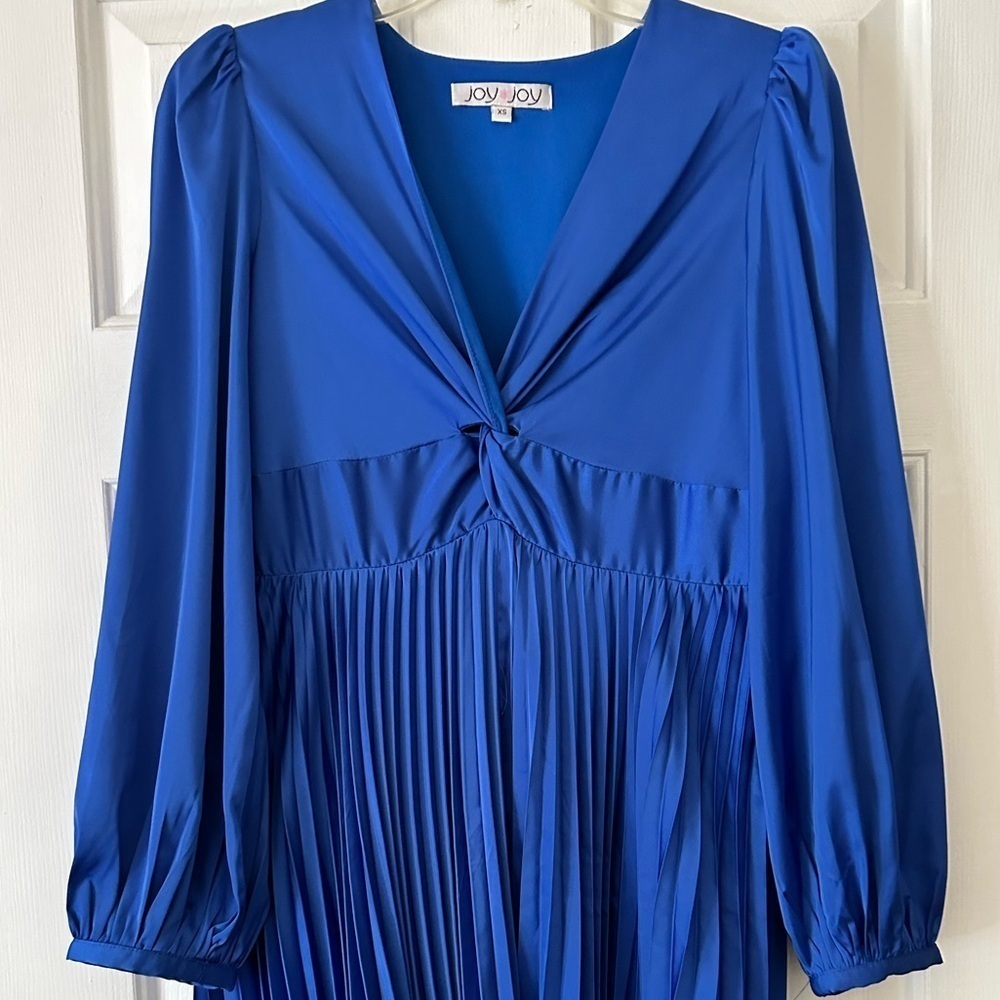 Blue boutique mini dress with pleated skirt and twist front v-neck. Size XS. - Picture 3 of 6